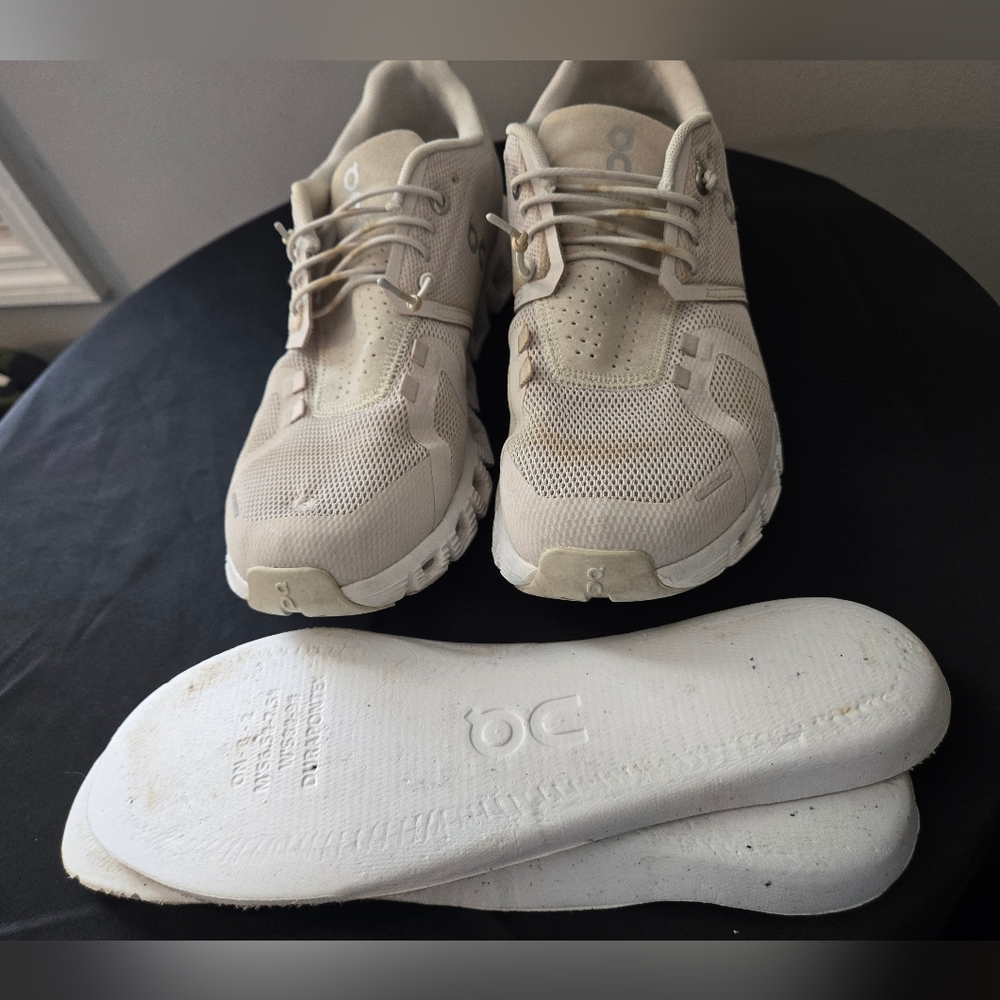 On  Cloud Running sneakers in women’s size 8.5 (EU 40) - Picture 2 of 7